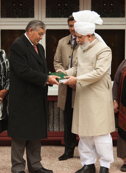 Muslim Leader Presents Quran to Maori King - Press & Media Office