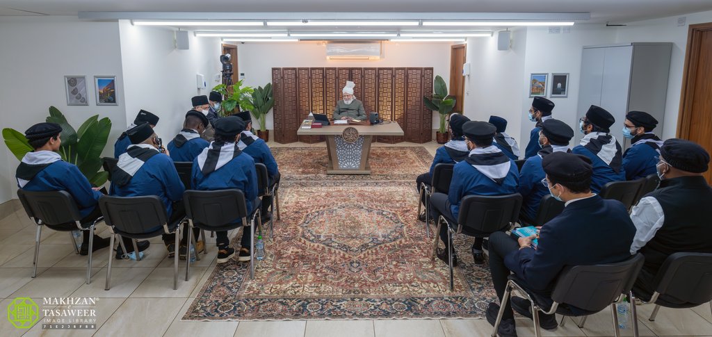 Ahmadi Youth from USA’s South East Region Have Honour of Meeting His Holiness, Hazrat Mirza Masroor Ahmad