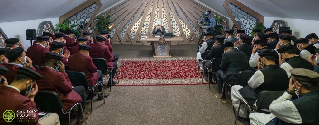 Hazrat Mirza Masroor Ahmad Grants Audience to Local Executive Bodies of Canada’s Hamilton and Hamilton Mountain Branches